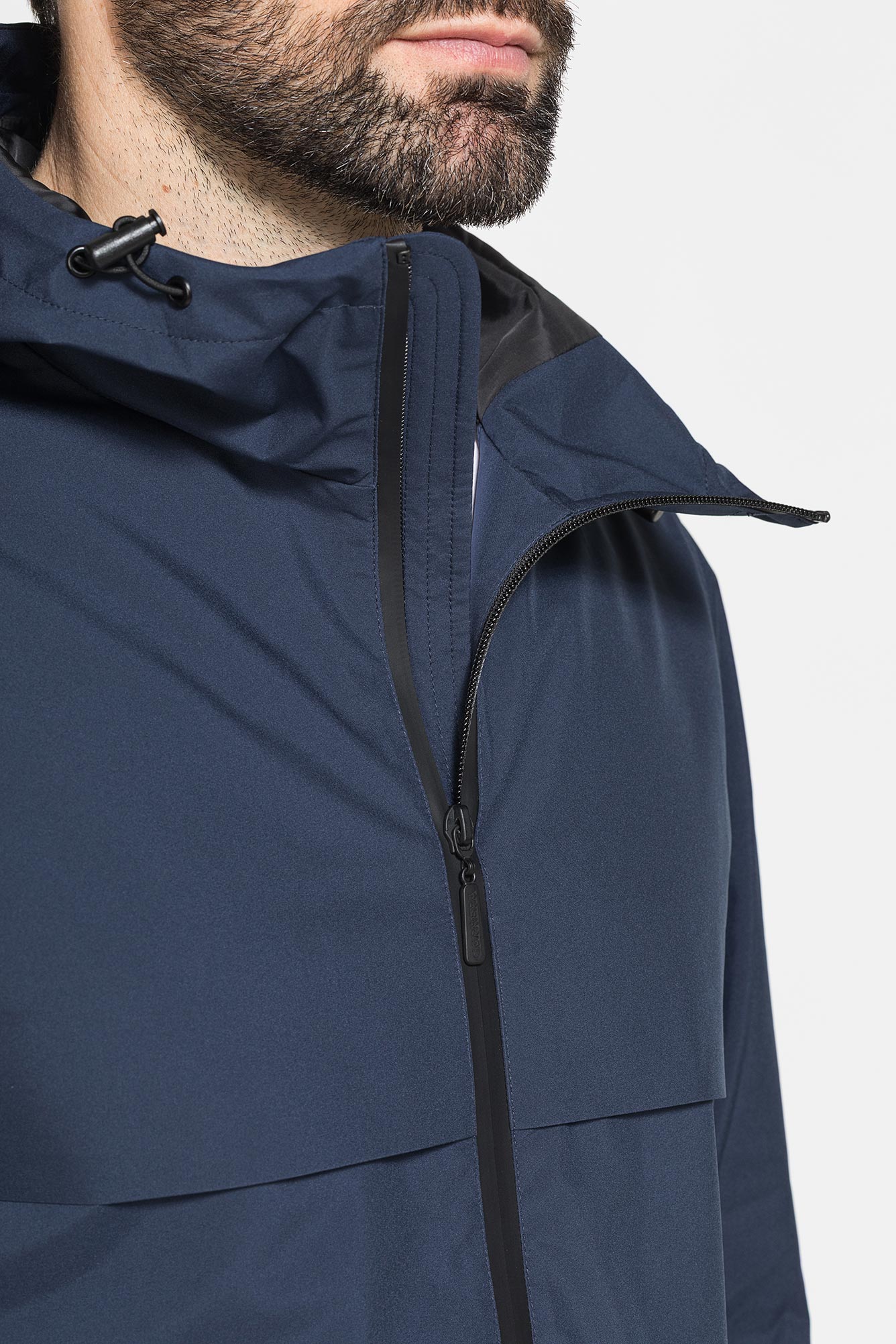 giacca antivento con rifiniture gommate