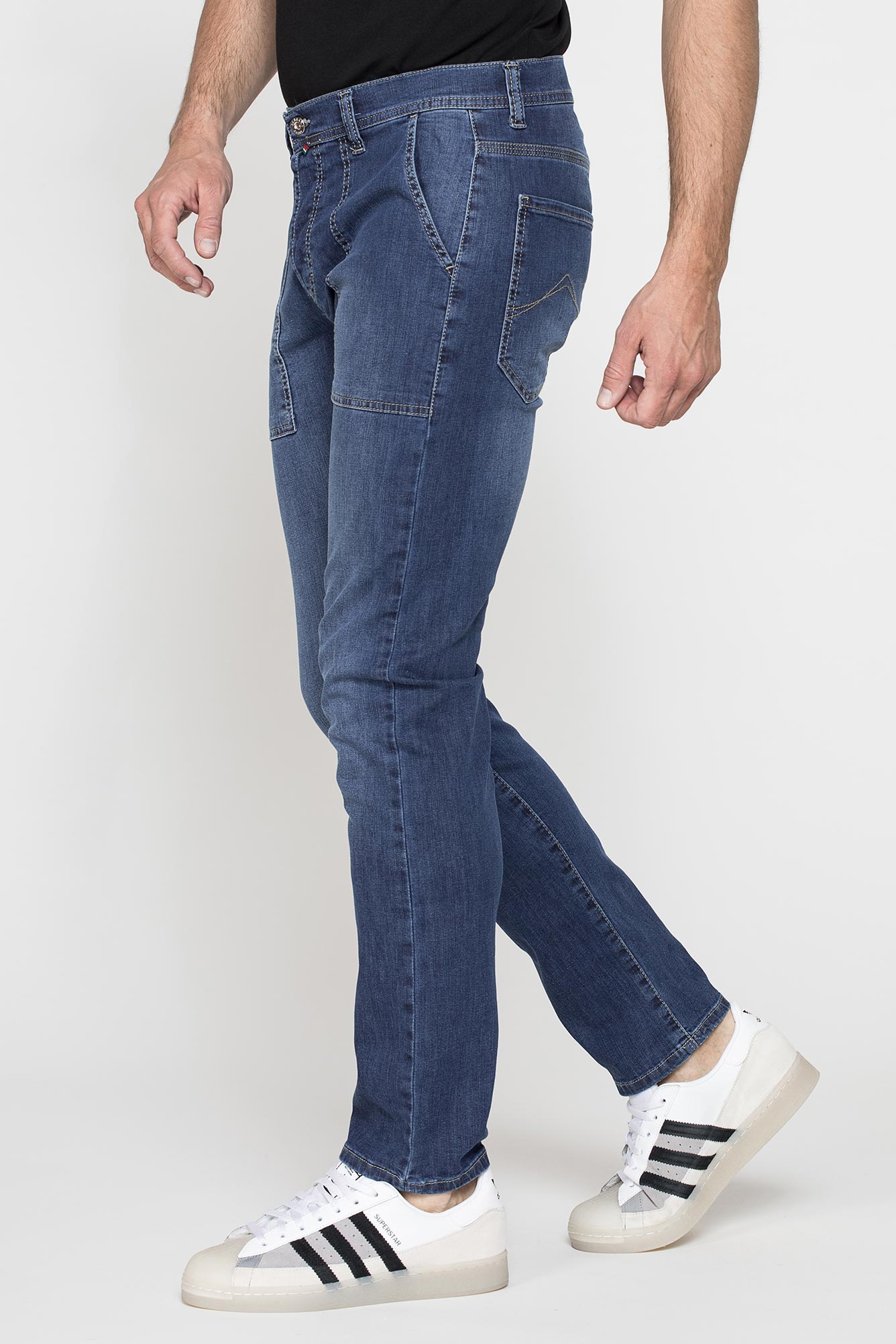 jeans uomo 5 tasche mod. 710 in denim elasticizzato 9 oz. vita regolare con bottoni, gamba comoda. jeans uomo 5 tasche mod. 710 in denim elasticizzato 9 oz. vita regolare con bottoni, gamba comoda.