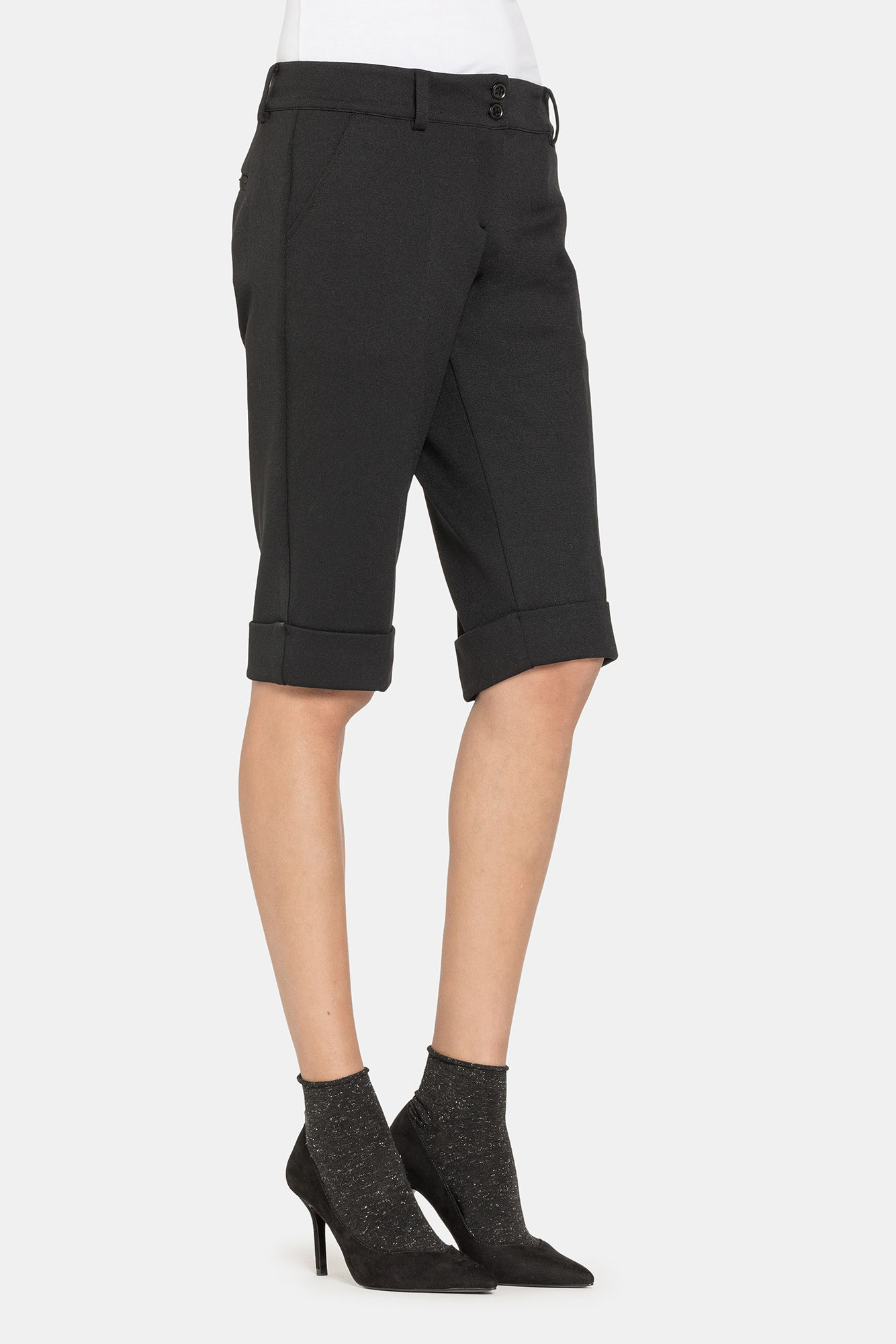 pantaloni corti al ginocchio. vita regolare e gamba regolare.