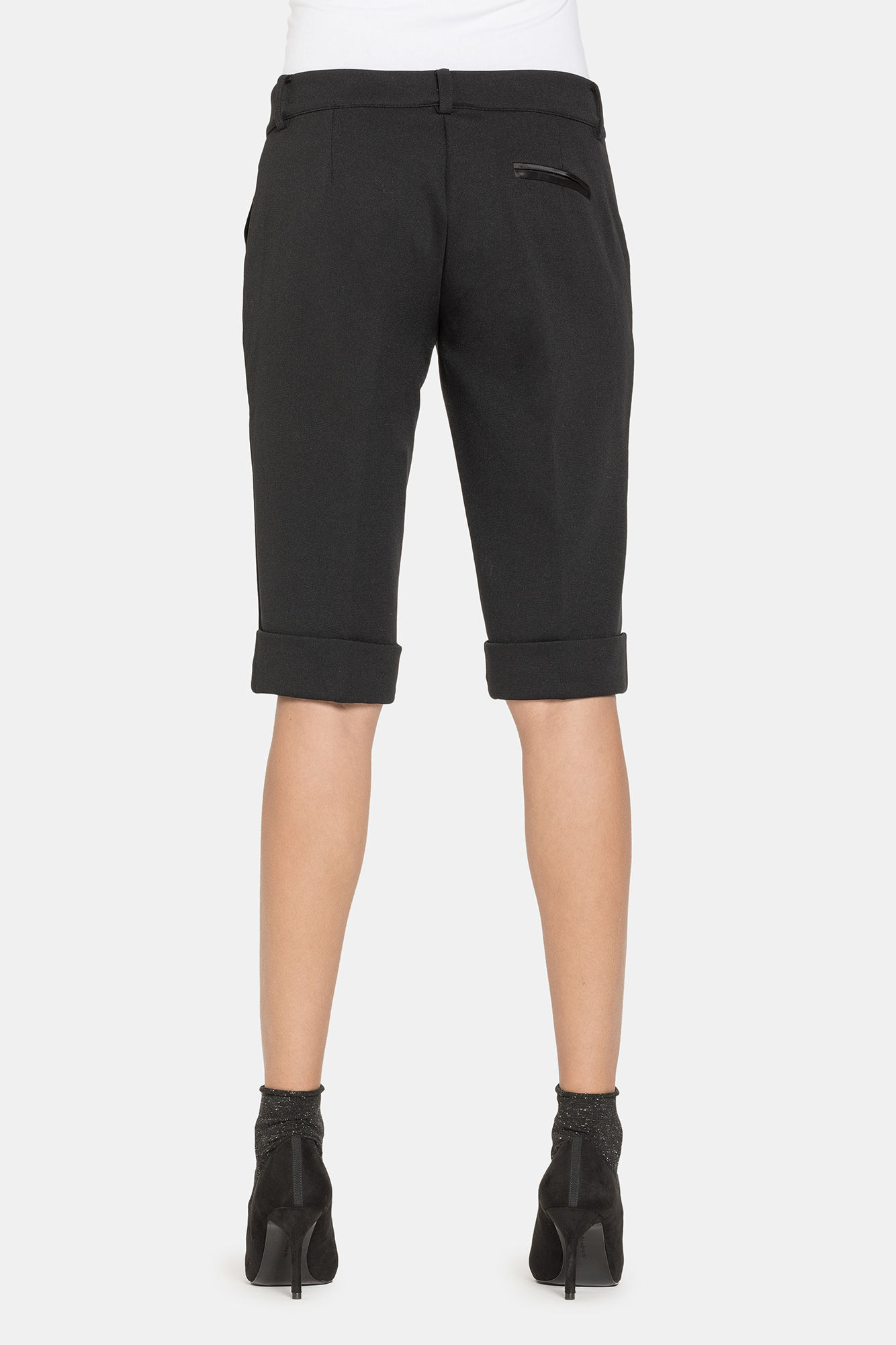 pantaloni corti al ginocchio. vita regolare e gamba regolare.