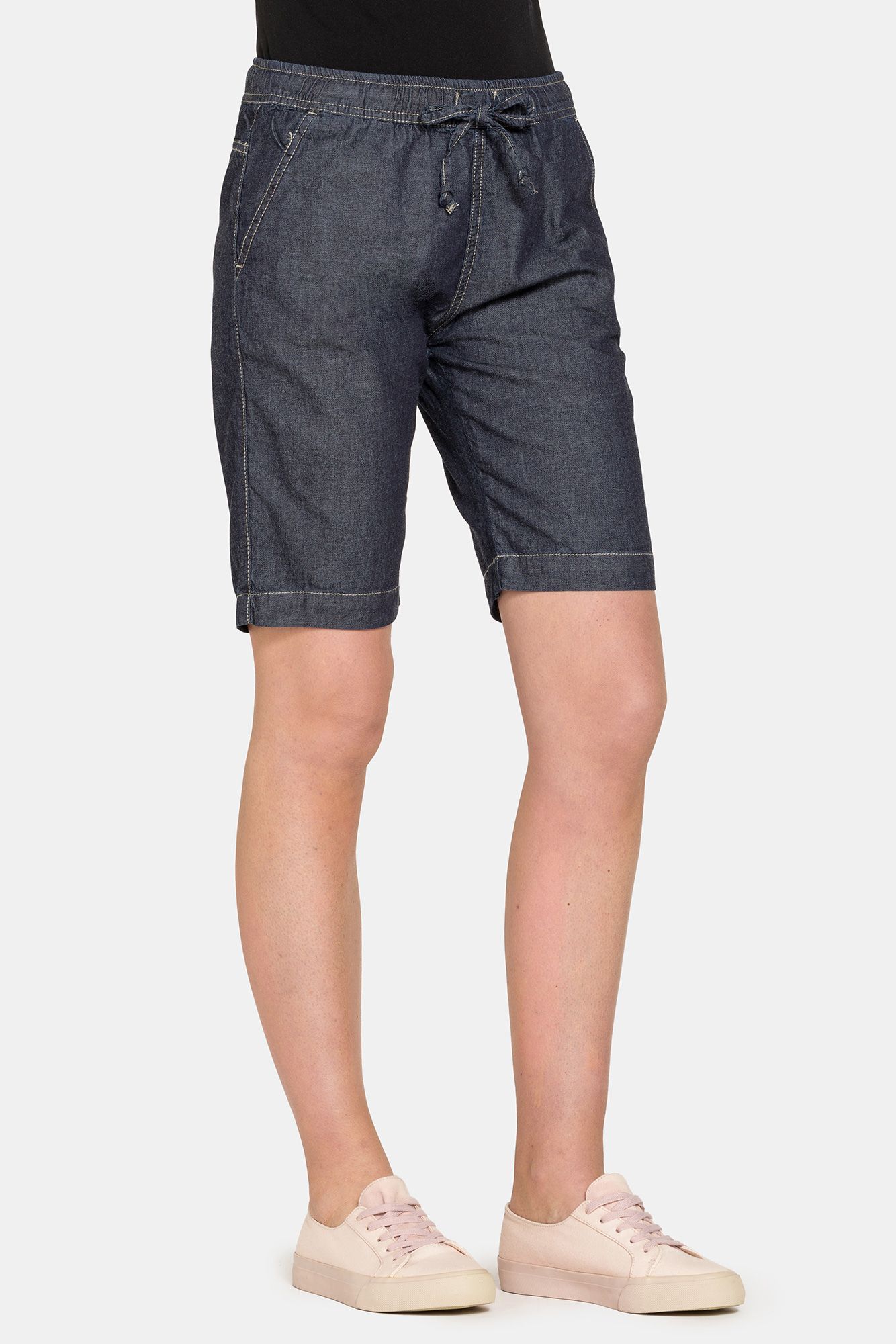 bermuda con elastico in vita e laccetto. vita e gamba regolare.