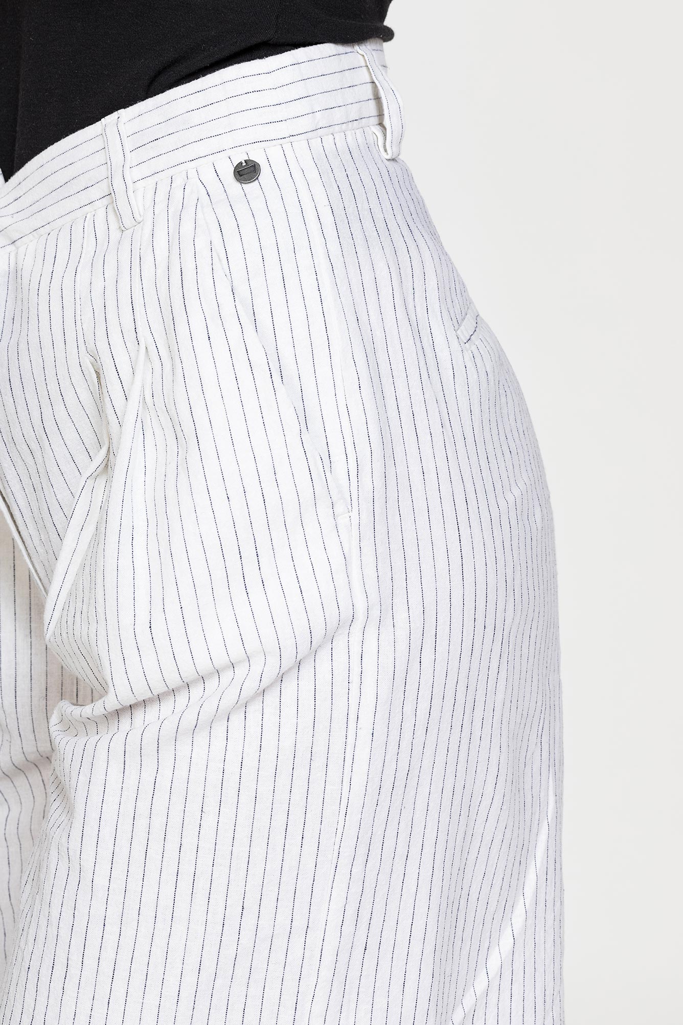 bermuda con pieghe in in tessuto lino cotone