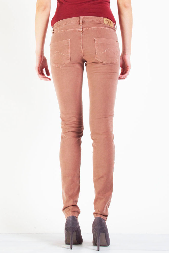 gabardina stretch. vita bassa e gamba stretta. gabardina stretch. vita bassa e gamba stretta.