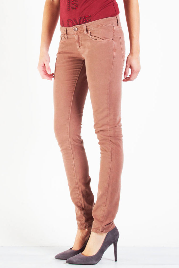 gabardina stretch. vita bassa e gamba stretta. gabardina stretch. vita bassa e gamba stretta.